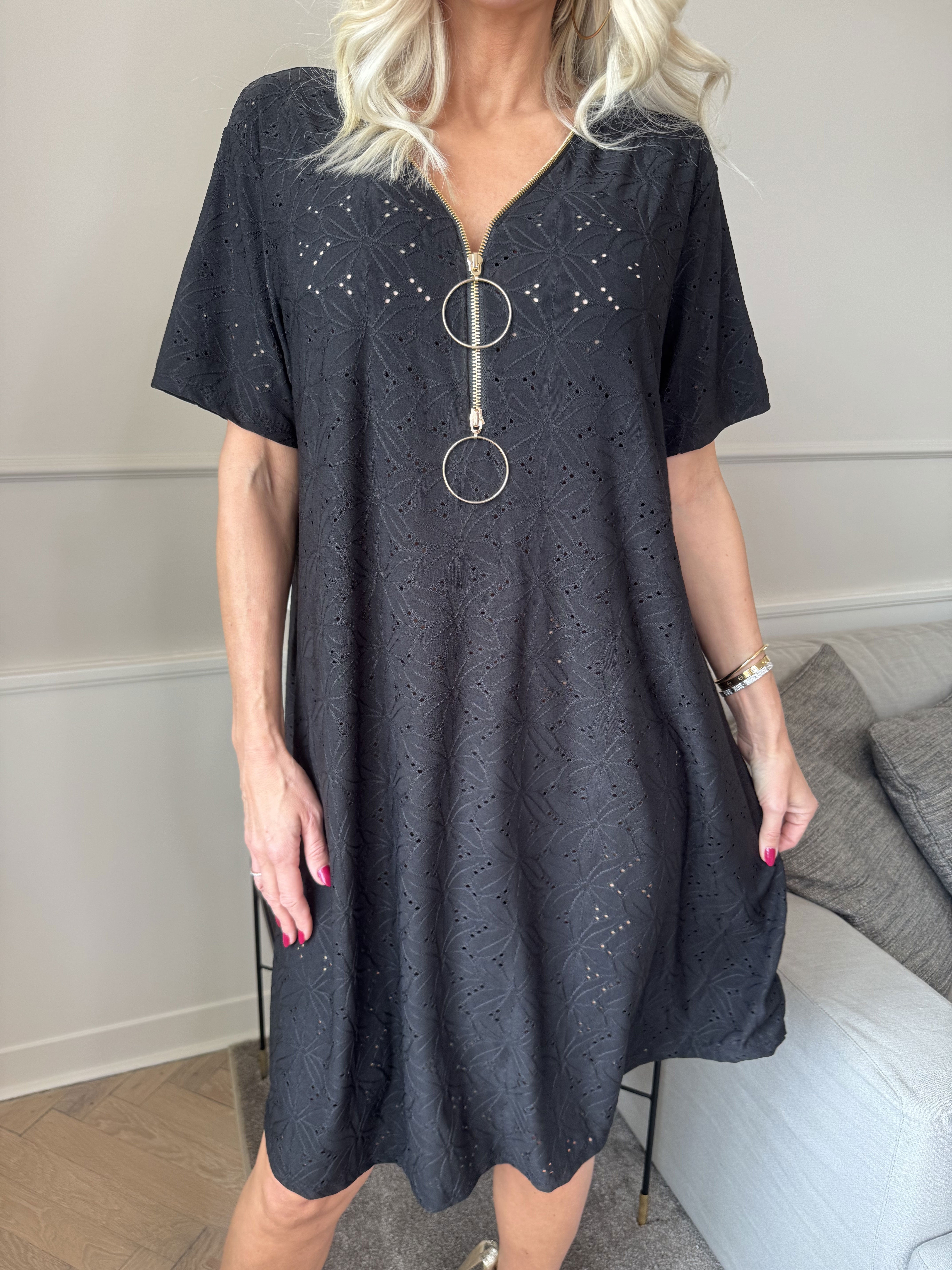 Liba - Mjuk elastisk klänning i broderie anglaise med dragkedja